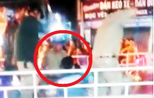 Bao ve dan pho dung dui cui danh lien tiep vao nguoi bi cong tay hinh anh