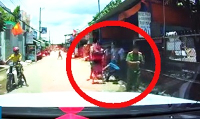 Thanh nien bi danh tui bui truoc mat nguoi mac do cong an hinh anh