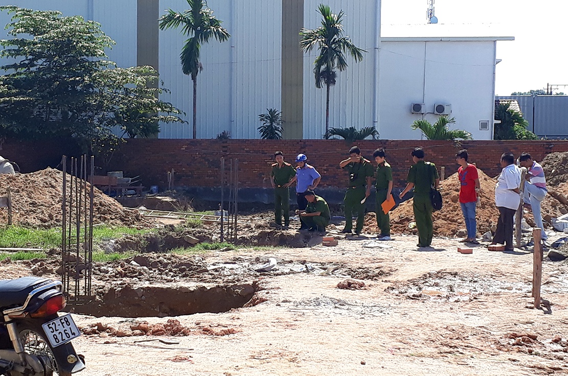 người đàn ông lọt hố công trình ảnh 1 nguoi dan ong lot ho cong trinh anh 1