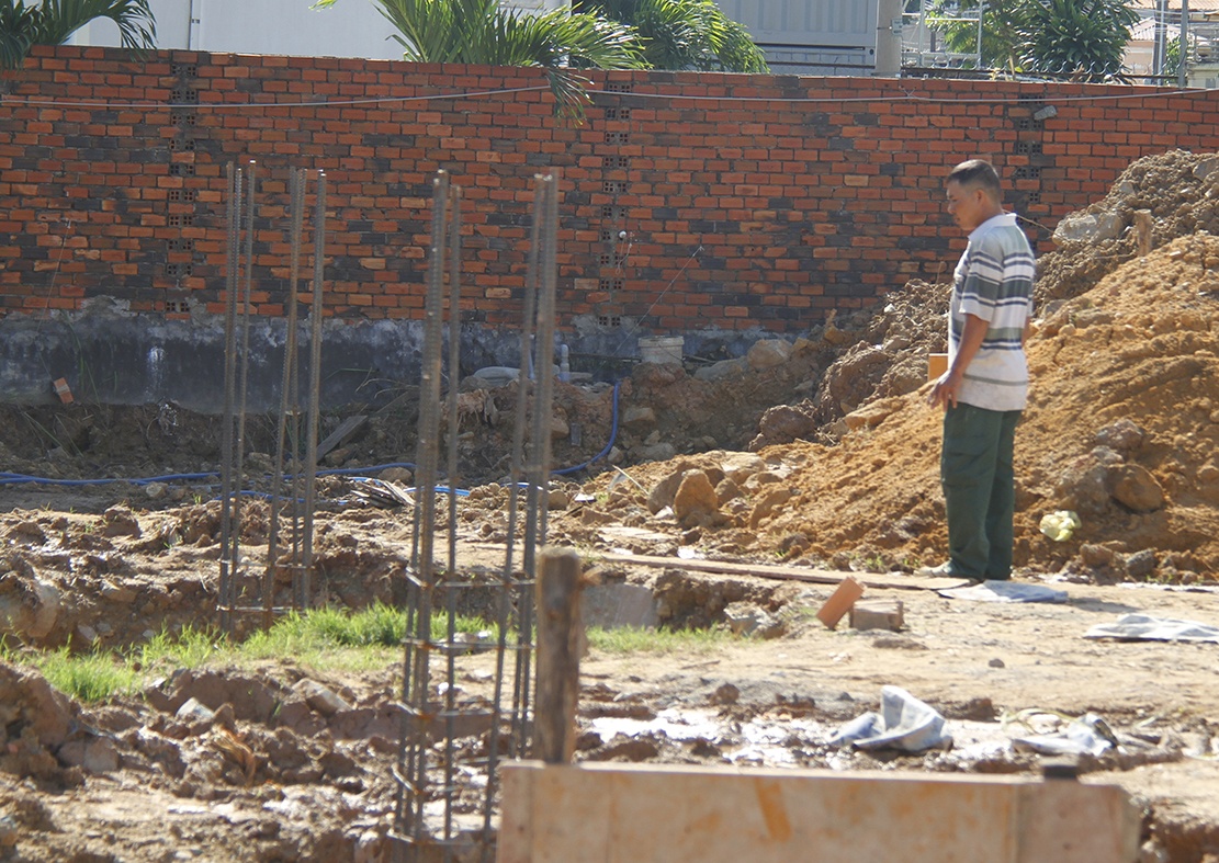 Nguoi dan ong tu vong cung xe may duoi ho cong trinh hinh anh