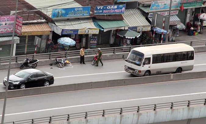 bị ôtô húc văng khỏi cầu vượt ảnh 1 bi oto huc vang khoi cau vuot anh 1