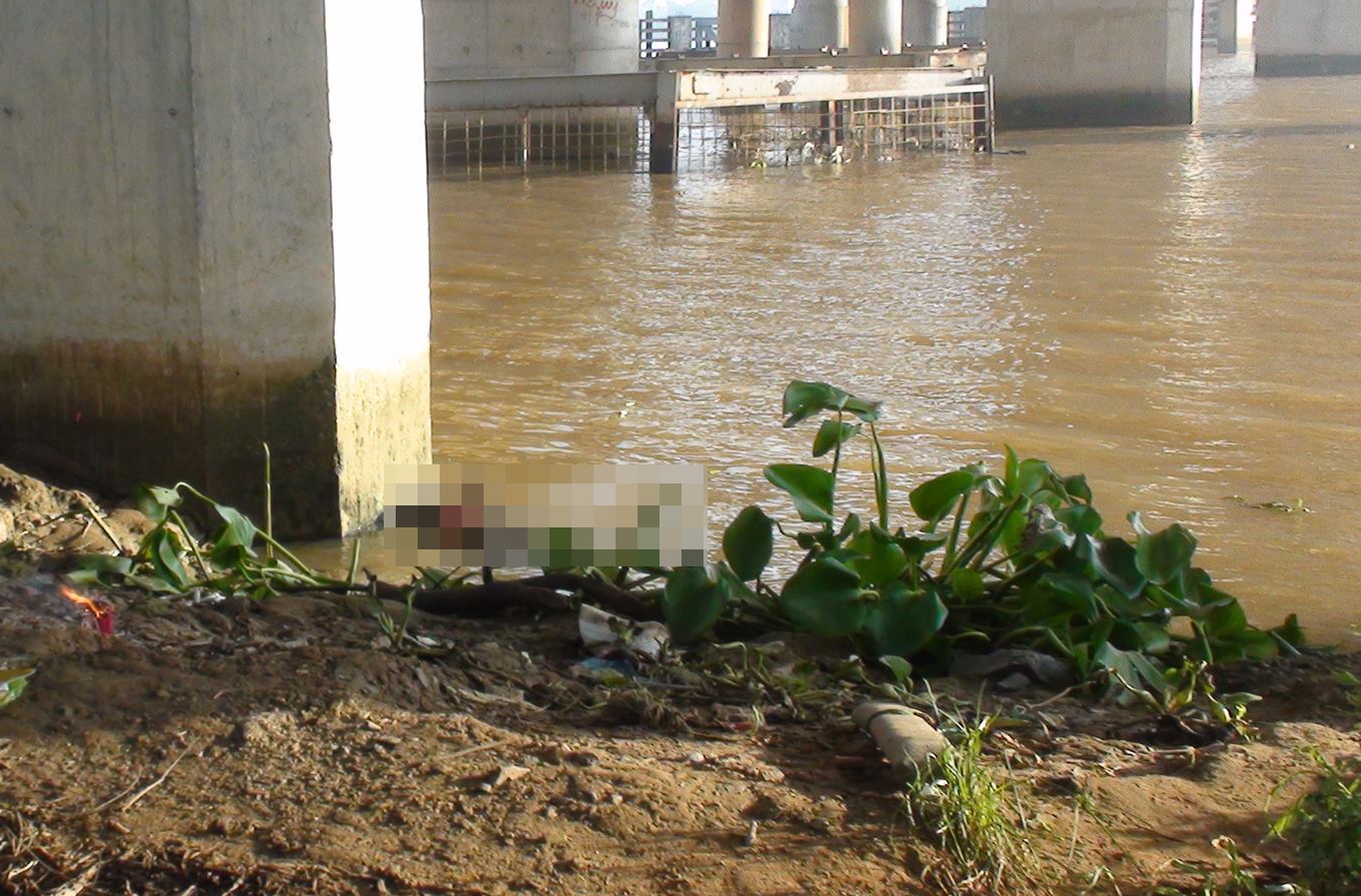 Thi the be trai 14 tuoi noi tren song hinh anh