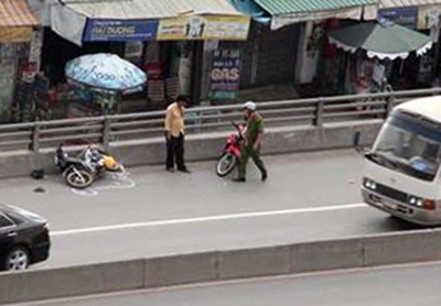Cu ong roi khoi cau vuot tu do cao 10 m sau va cham voi oto hinh anh