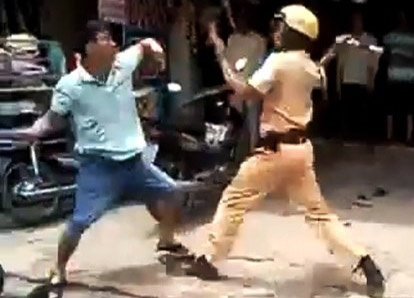 Nhom thanh nien lao vao danh cong an de giai cuu nguoi vi pham hinh anh