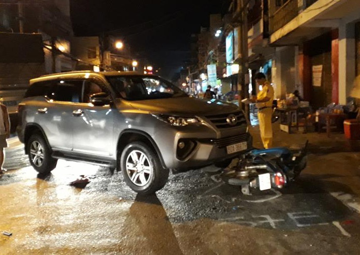 Dung gay sat dap oto, bat tai xe gay tai nan roi bo tron hinh anh