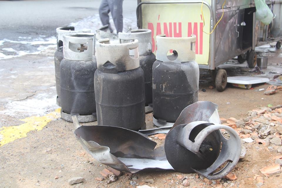 Thanh nien thoat chet khi binh gas phat no tren xe may hinh anh