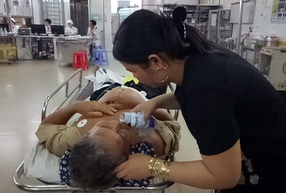 Loi ke nan nhan vu oto 7 cho lao vao xe khach Limousine hinh anh