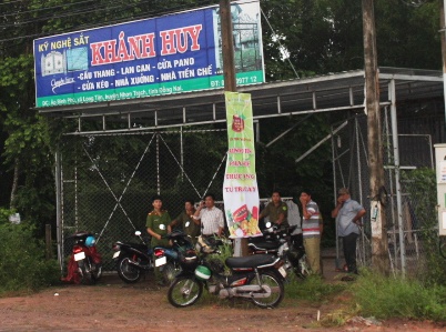 Thanh nien treo co, ban gai tu vong voi nhieu vet dam tren co the hinh anh