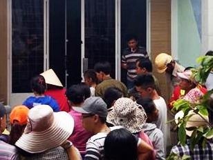 Nghi can binh than khai giet vo va me vo voi cong an hinh anh