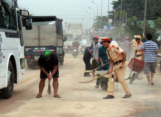 CSGT don cat tren quoc lo de dan khong truot nga hinh anh