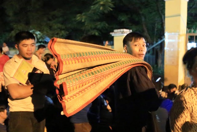 Phu huynh ngu truoc cong truong cho nop ho so lop mot cho con hinh anh