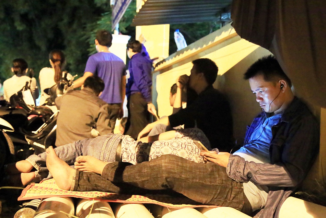 ngủ trước cổng trường nộp hồ sơ cho con ảnh 1 ngu truoc cong truong nop ho so cho con anh 1