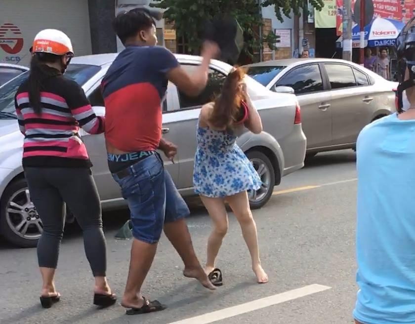 Thanh nien dap mu bao hiem vao dau co gai sau va cham giao thong hinh anh