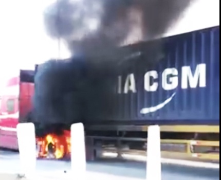 Xe dau keo boc chay tren cao toc, tai xe tung cua thoat than hinh anh