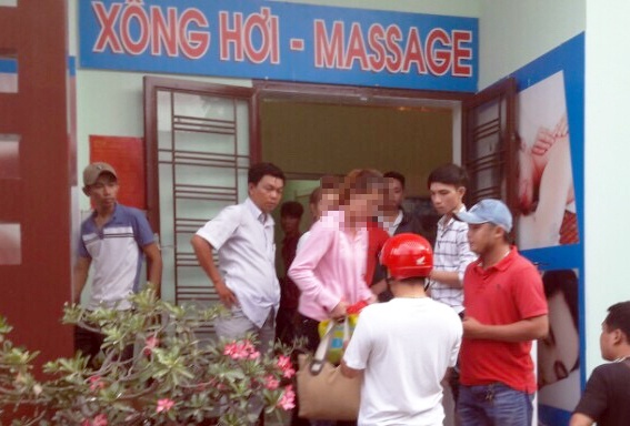 'Hiep si' giai cuu 2 co gai bi lua ban vao tiem massage tra hinh hinh anh