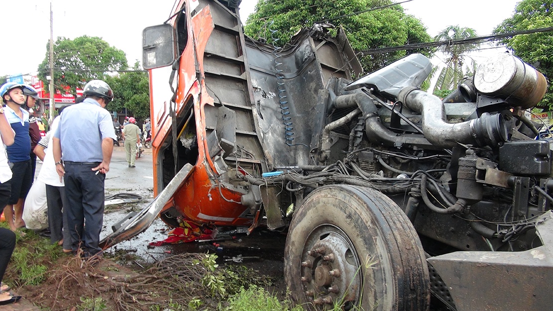 Xe bon dau dau oto keo container, 2 tai xe ket cung trong cabin hinh anh