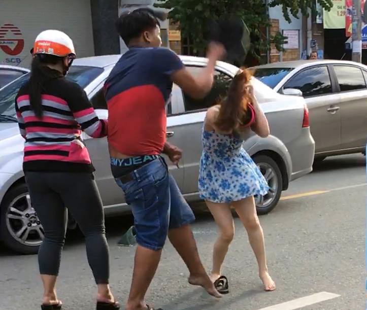 Bat thanh nien 24 tuoi dap mu bao hiem vao dau co gai sau va cham xe hinh anh