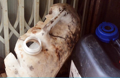 Khoi to nguoi dan ong tat axit lam 6 hang xom bi bong hinh anh