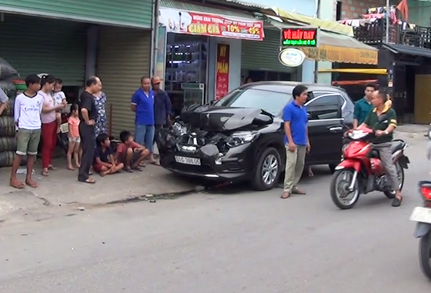 Oto tong nguoi di bo o Binh Duong hinh anh