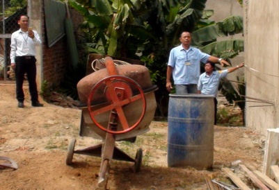 Truy to 2 me con nhot can bo, doa kich no binh gas hinh anh