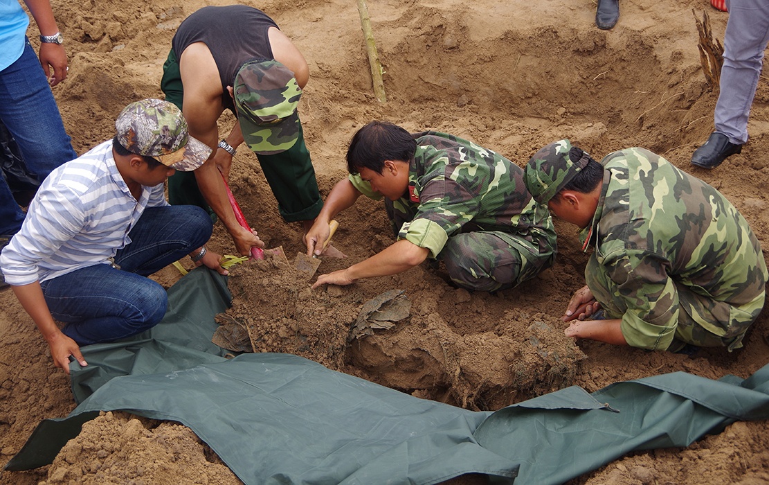 Tim thay hai cot 21 liet si hy sinh trong tran danh An Dien hinh anh