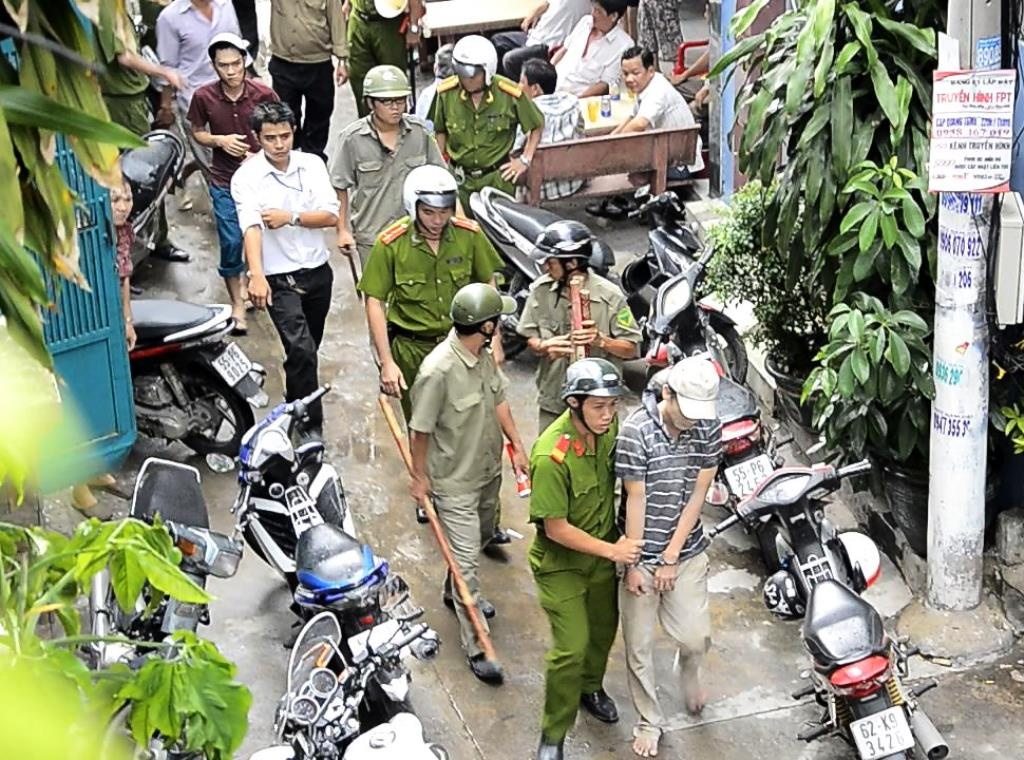 Tam giu nam thanh nien dap vao bung cong an xa hinh anh