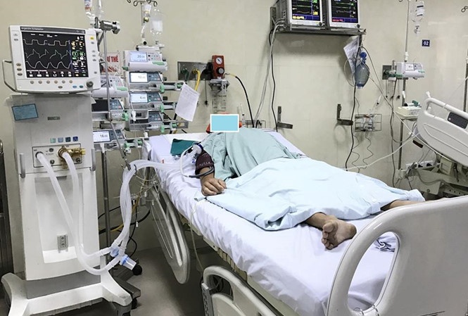 Hai nguoi chet, mot nguoi mu vi ngo doc ruou chua methanol hinh anh