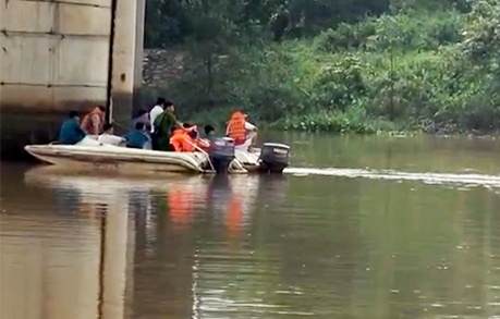 Chong bi nuoc cuon mat tich khi nhay xuong song cuu vo hinh anh