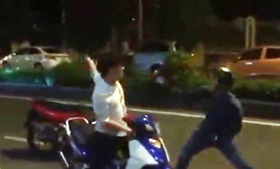 Thanh nien cam dao tan cong cong an roi nhay xuong song de tron hinh anh