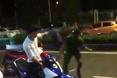 cầm dao đâm công an ảnh 1 cam dao dam cong an anh 1