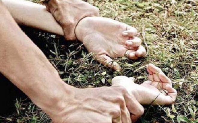 Thanh nien bi to khong che nu cong nhan de hiep dam, cuop tai san hinh anh