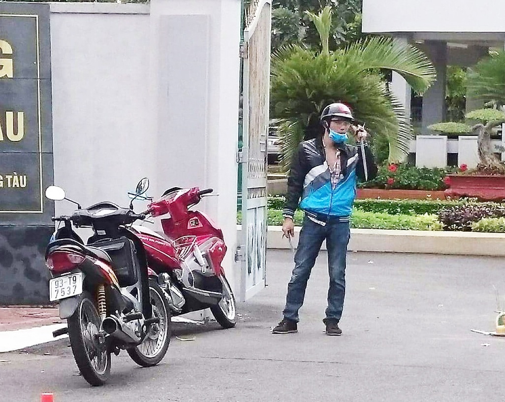 ném bom xăng vào hội trường thành ủy vũng tàu ảnh 1 nem bom xang vao hoi truong thanh uy vung tau anh 1