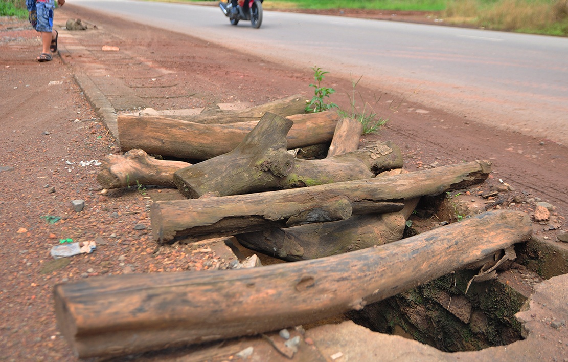 duong bi bam nat vi xe ne tram anh 11