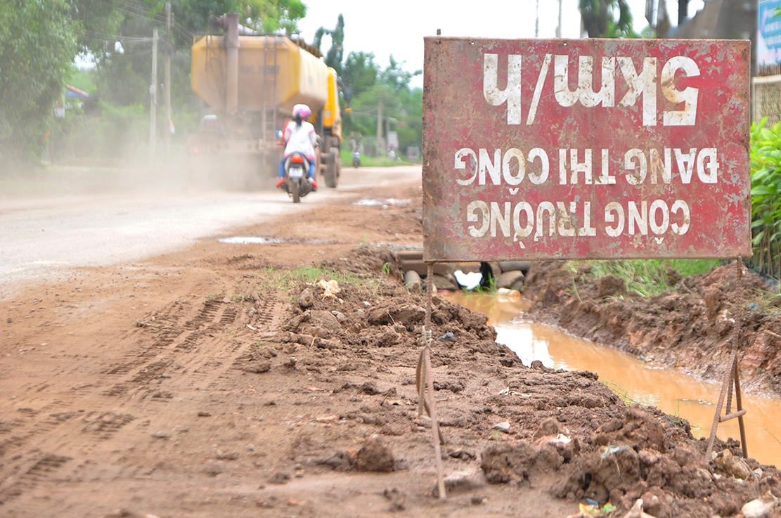 duong bi bam nat vi xe ne tram anh 15