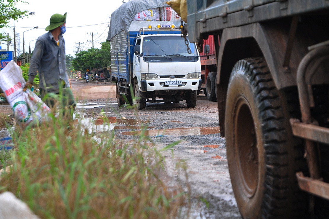 duong bi bam nat vi xe ne tram anh 3