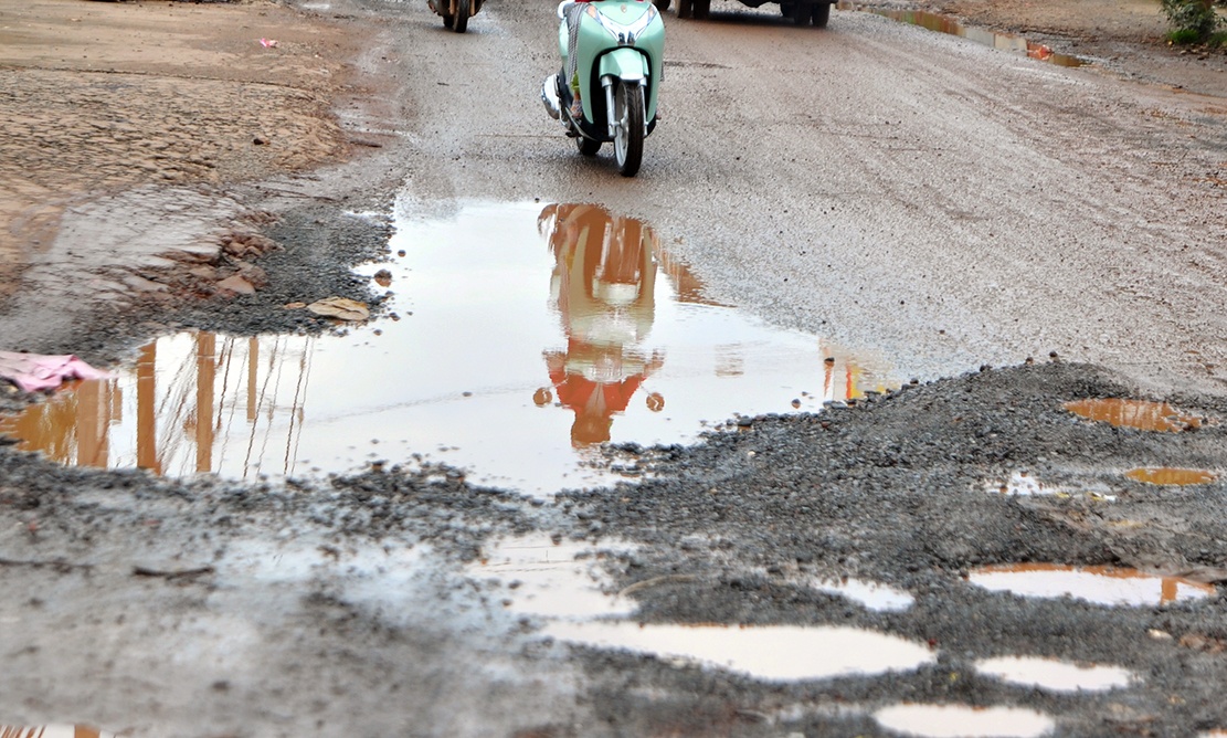 duong bi bam nat vi xe ne tram anh 4