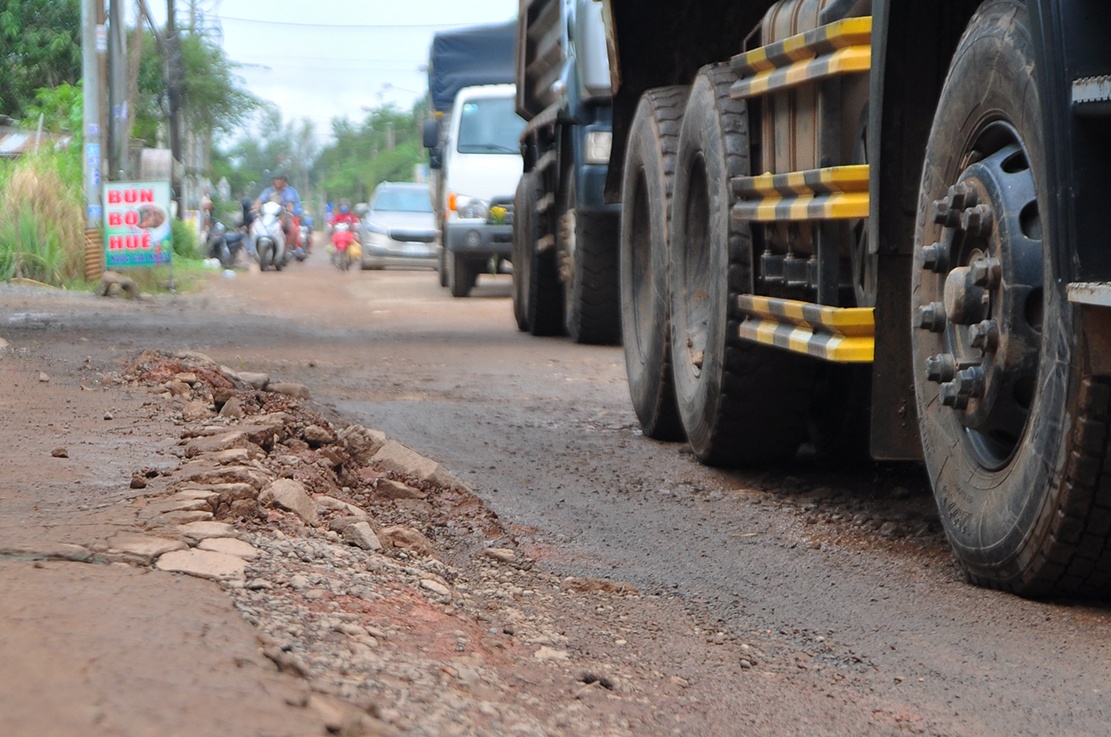 duong bi bam nat vi xe ne tram anh 6