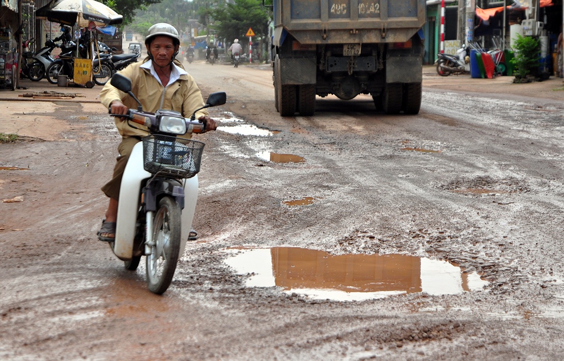 duong bi bam nat vi xe ne tram anh 8
