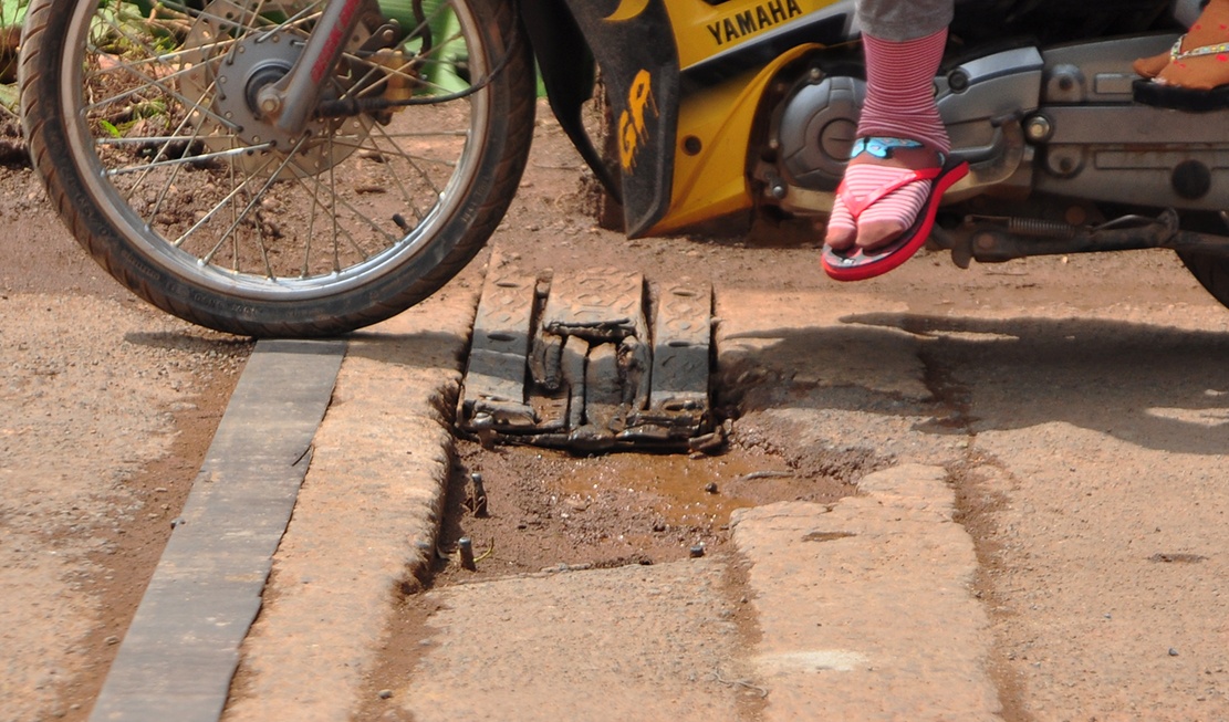 duong bi bam nat vi xe ne tram anh 10