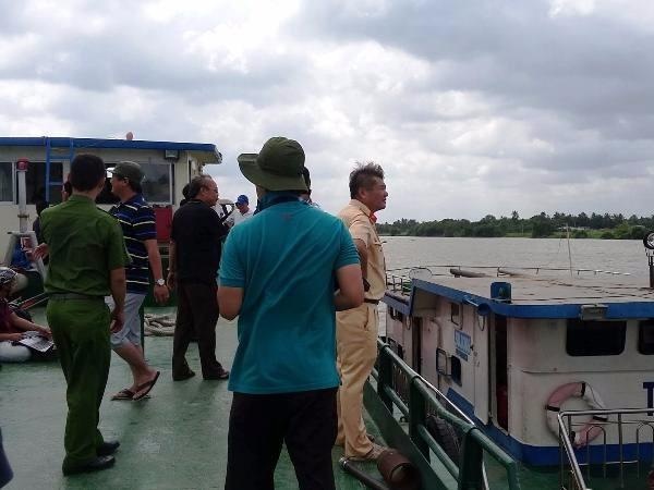 Tau cho cat chim sau va cham tren song Sai Gon, 2 me con mat tich hinh anh