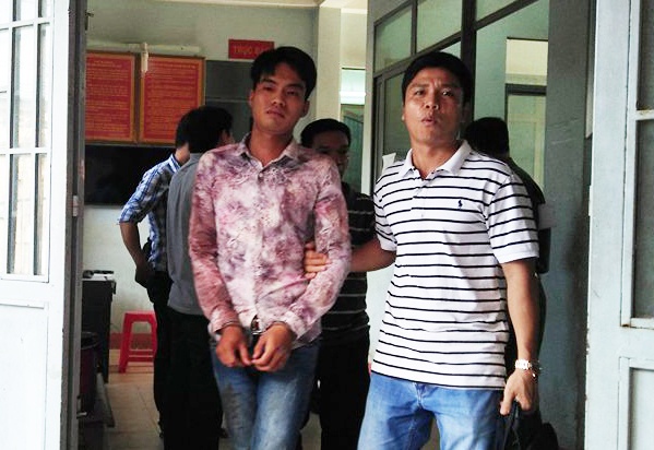 Thanh nien bi dam tu vong khi can ngan ban danh nhau hinh anh