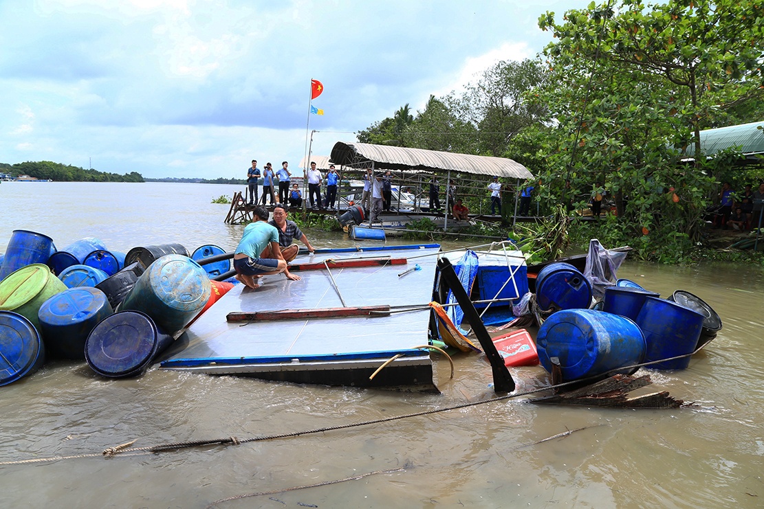 Thi the 2 me con trong vu chim tau cho cat troi xa 1,5 km hinh anh
