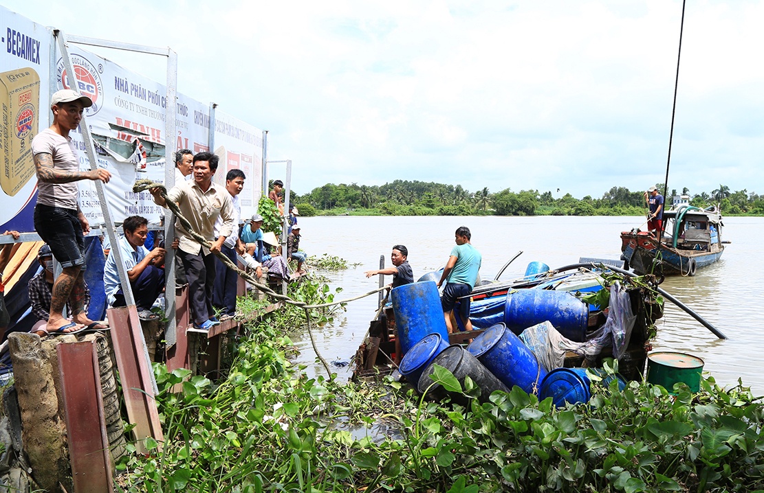 tim thay thi the 2 me con anh 1