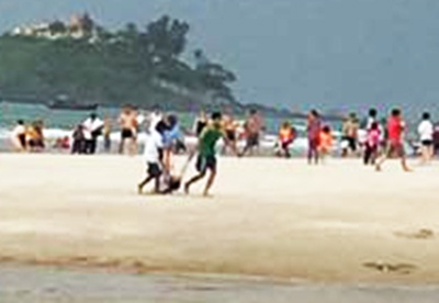Tho chup anh tren bai bien Vung Tau bi set danh nguy kich hinh anh