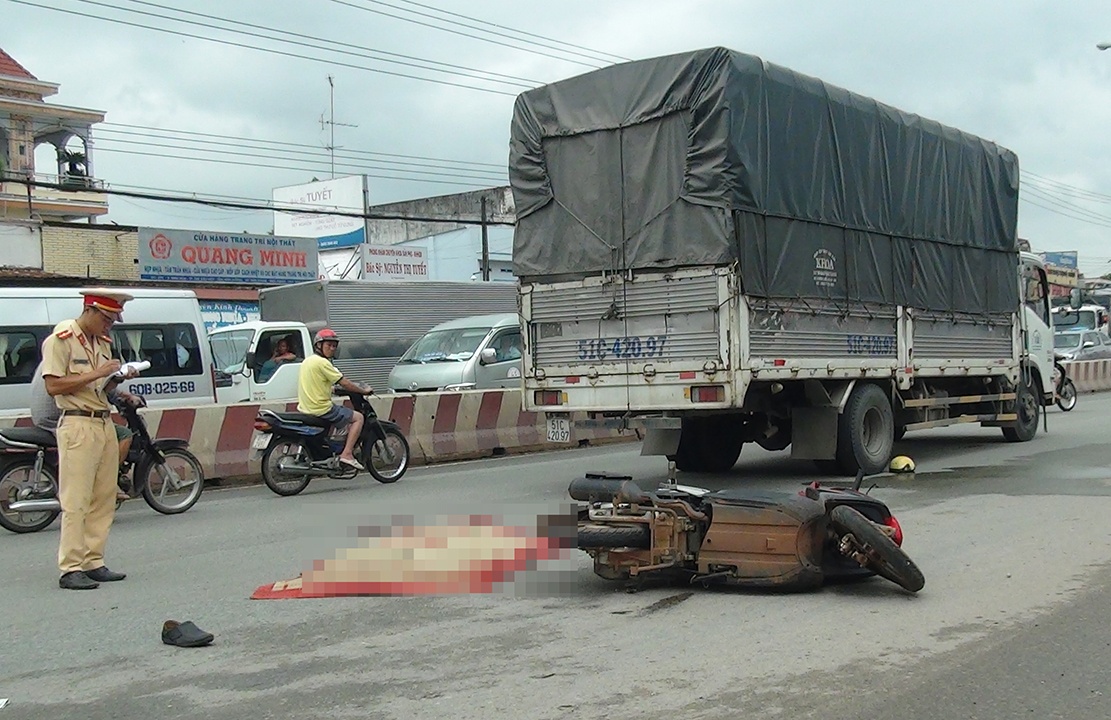 Chong tu vong, vo nguy kich duoi banh xe tai hinh anh