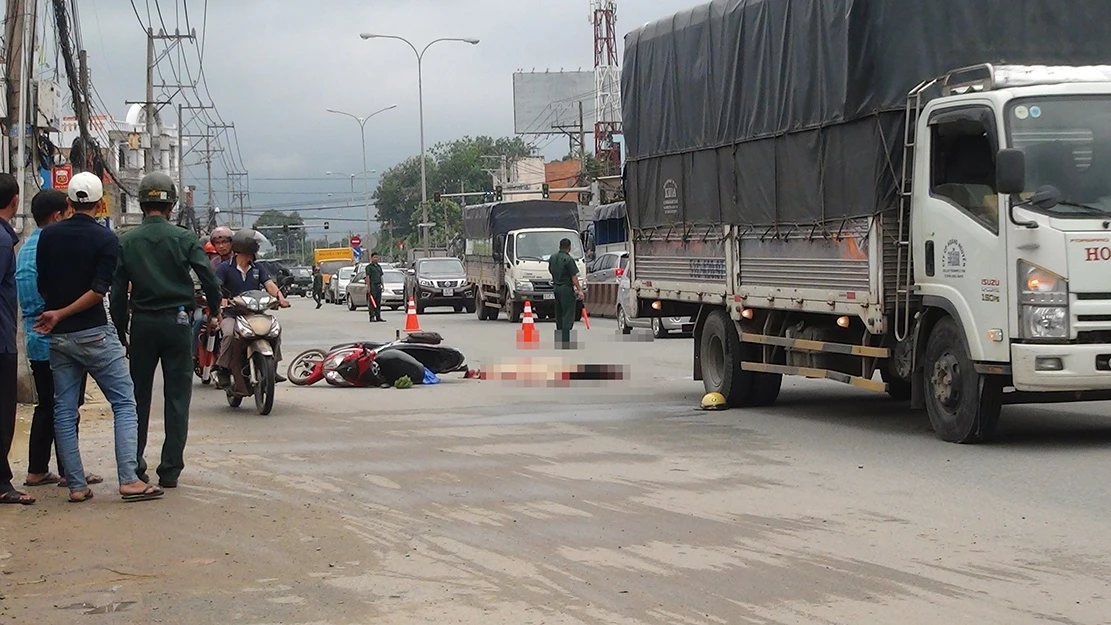 chong chet vo nguy kich duoi banh xe tai anh 1