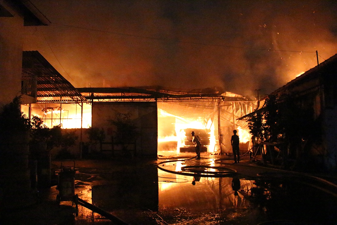 2 vo chong thoat khoi dam chay anh 1