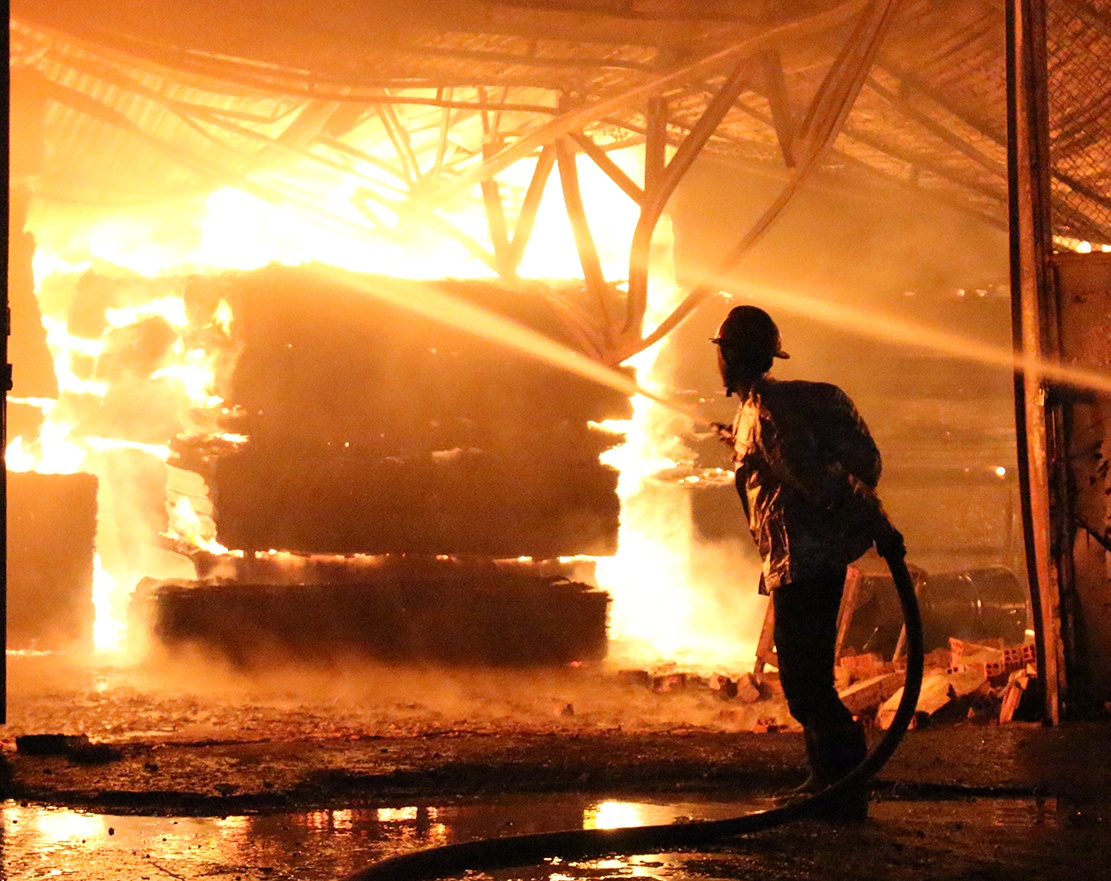 Vo chong may man thoat chet trong vu hoa hoan luc rang sang hinh anh