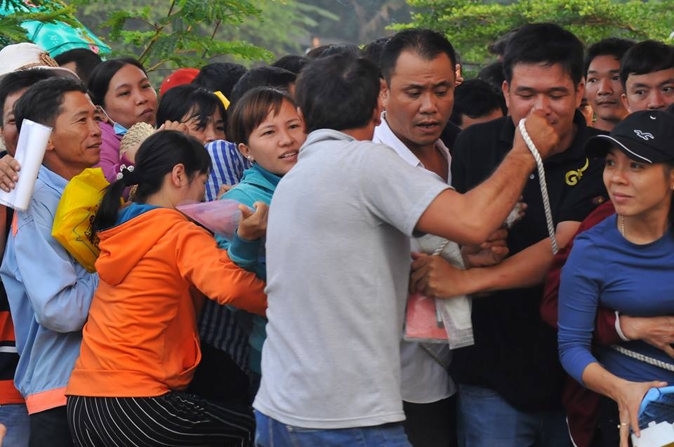 Xep hang thau dem truoc cong truong cho nop ho so vao lop 1 cho con hinh anh