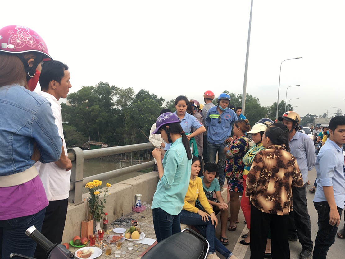 Thanh nien bo lai ban gai tren cau roi gieo minh xuong song Sai Gon hinh anh